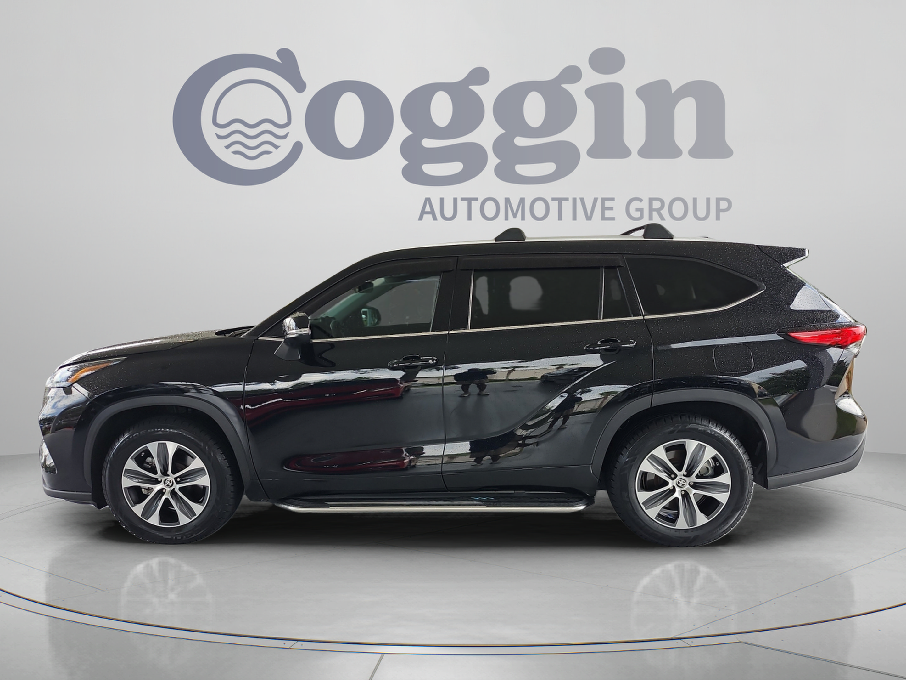 Used 2022 Toyota Highlander XLE FWD image 2