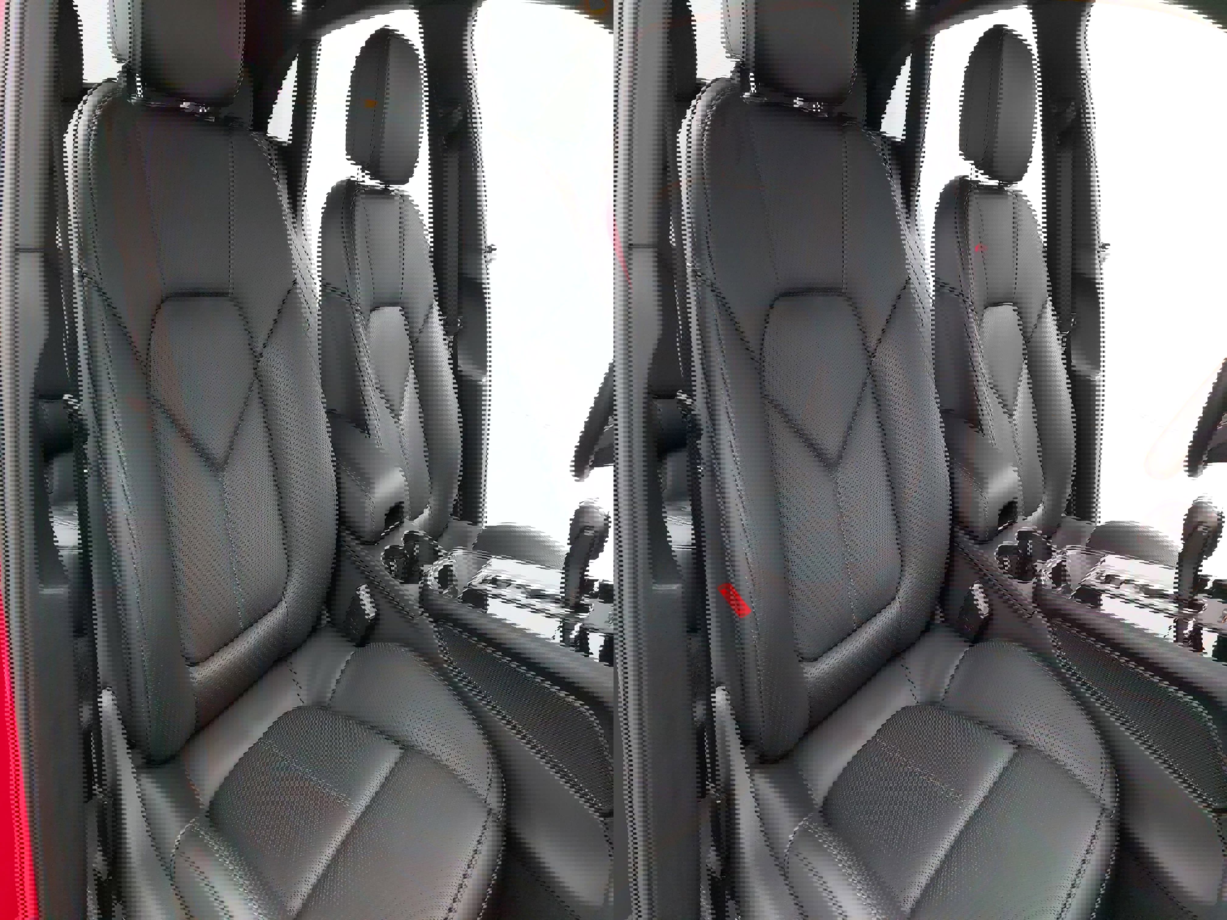 Certified 2025 Porsche Macan image 12