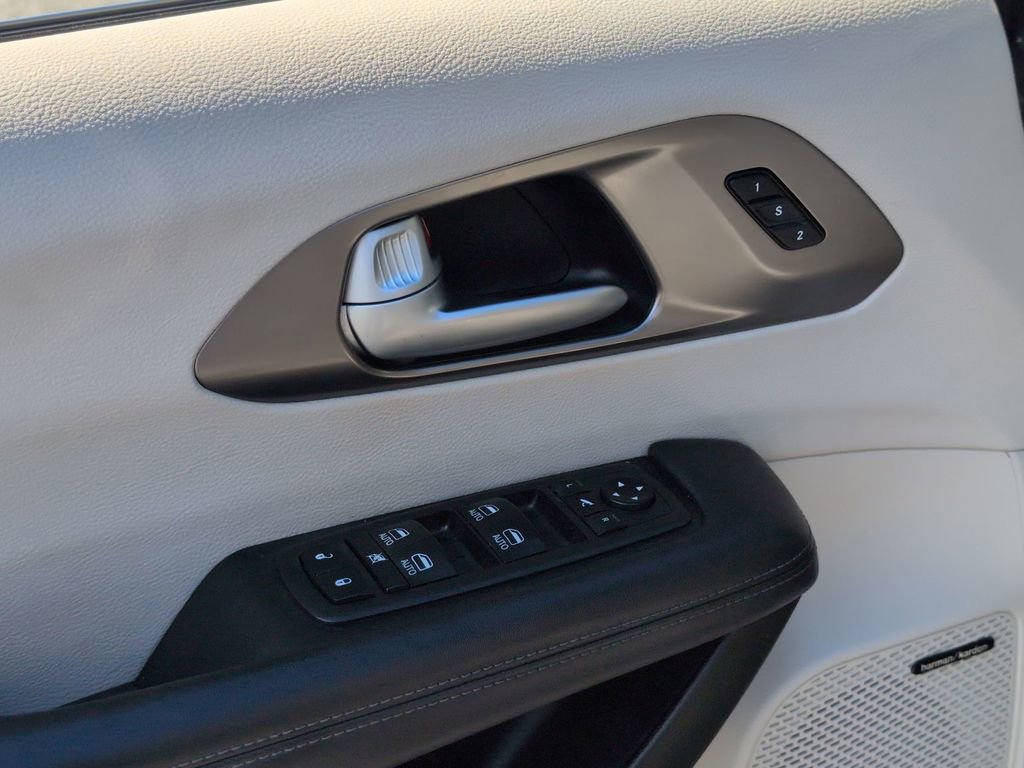 Certified 2018 Chrysler Pacifica Limited w/ Tire & Wheel Group image 14