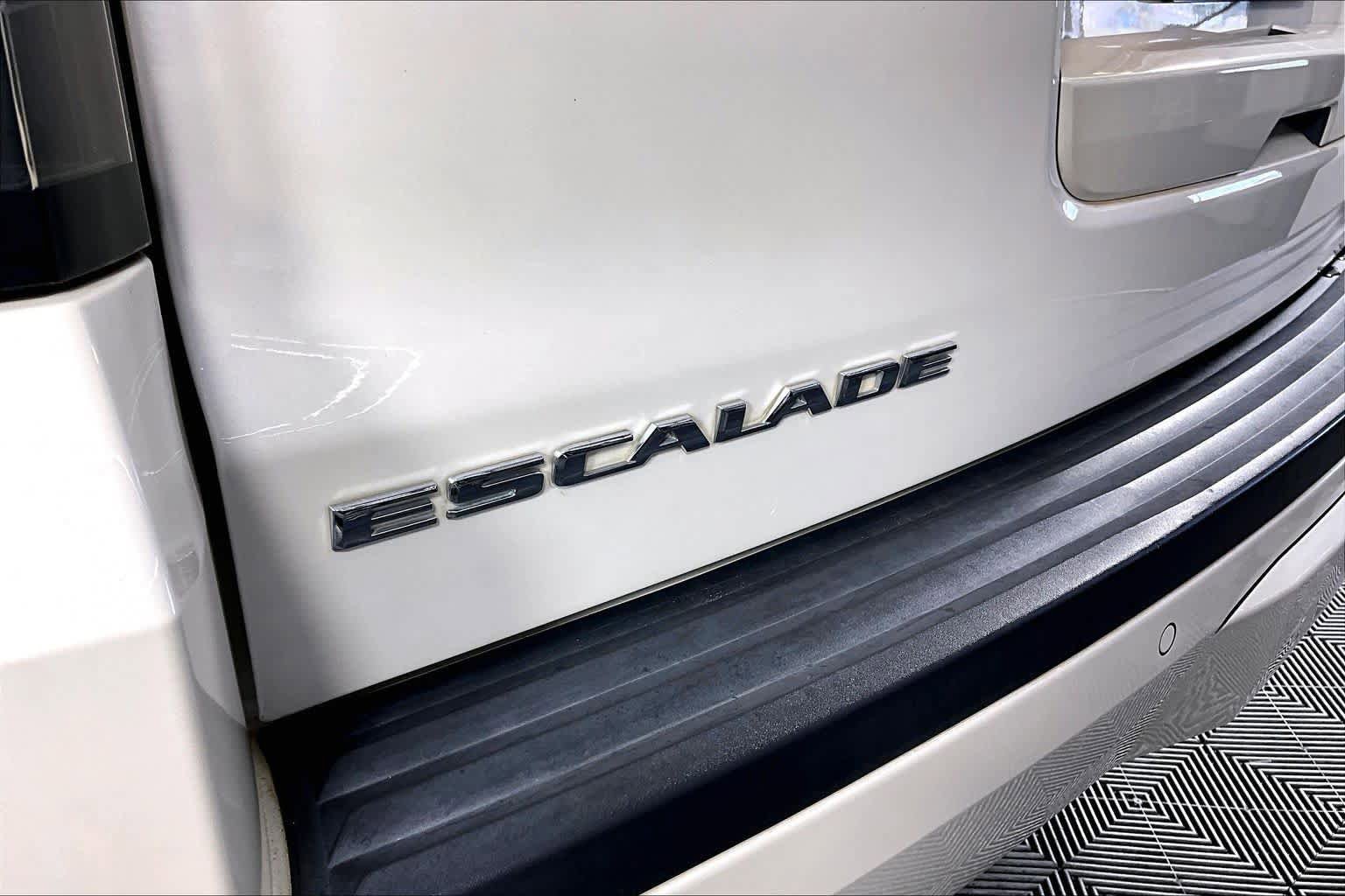 Used 2015 Cadillac Escalade Premium RWD image 29