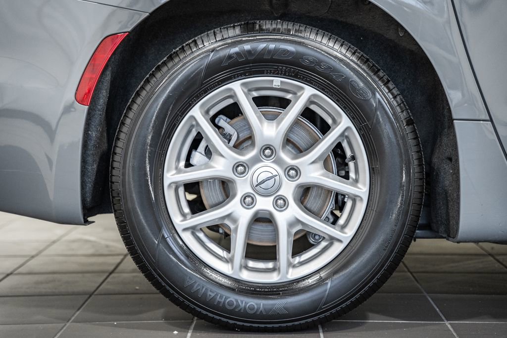 Used 2025 Chrysler Pacifica Select image 21
