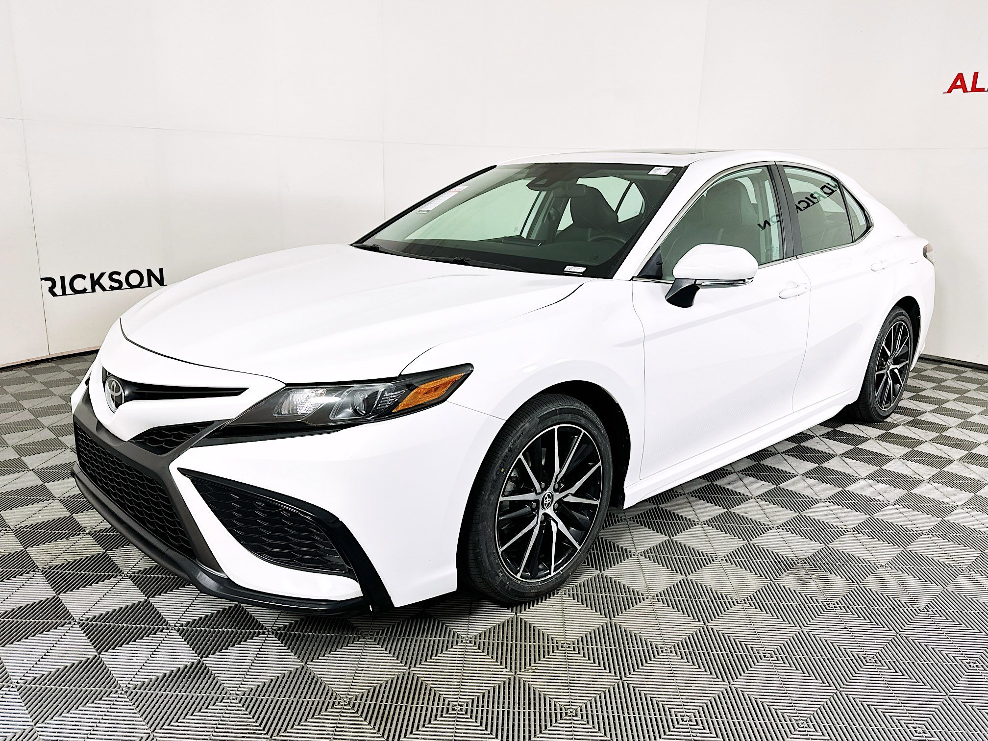 Used 2023 Toyota Camry SE image 7