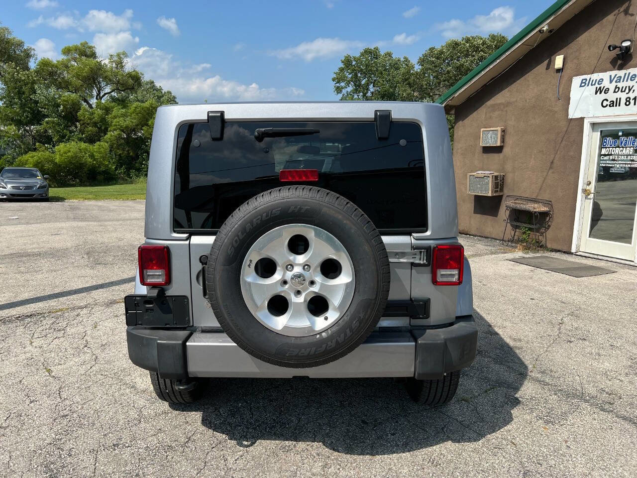 Used 2017 Jeep Wrangler Unlimited Sahara w/ Connectivity Group image 4