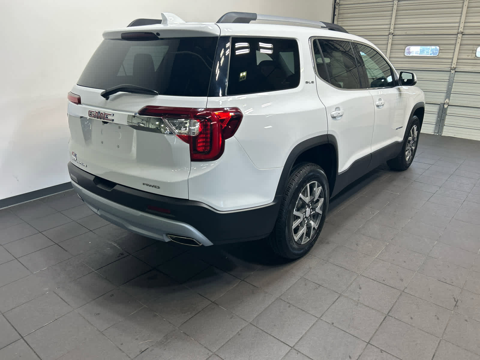 Used 2023 GMC Acadia SLE w/ Driver Convenience Package AWD/4WD image 3