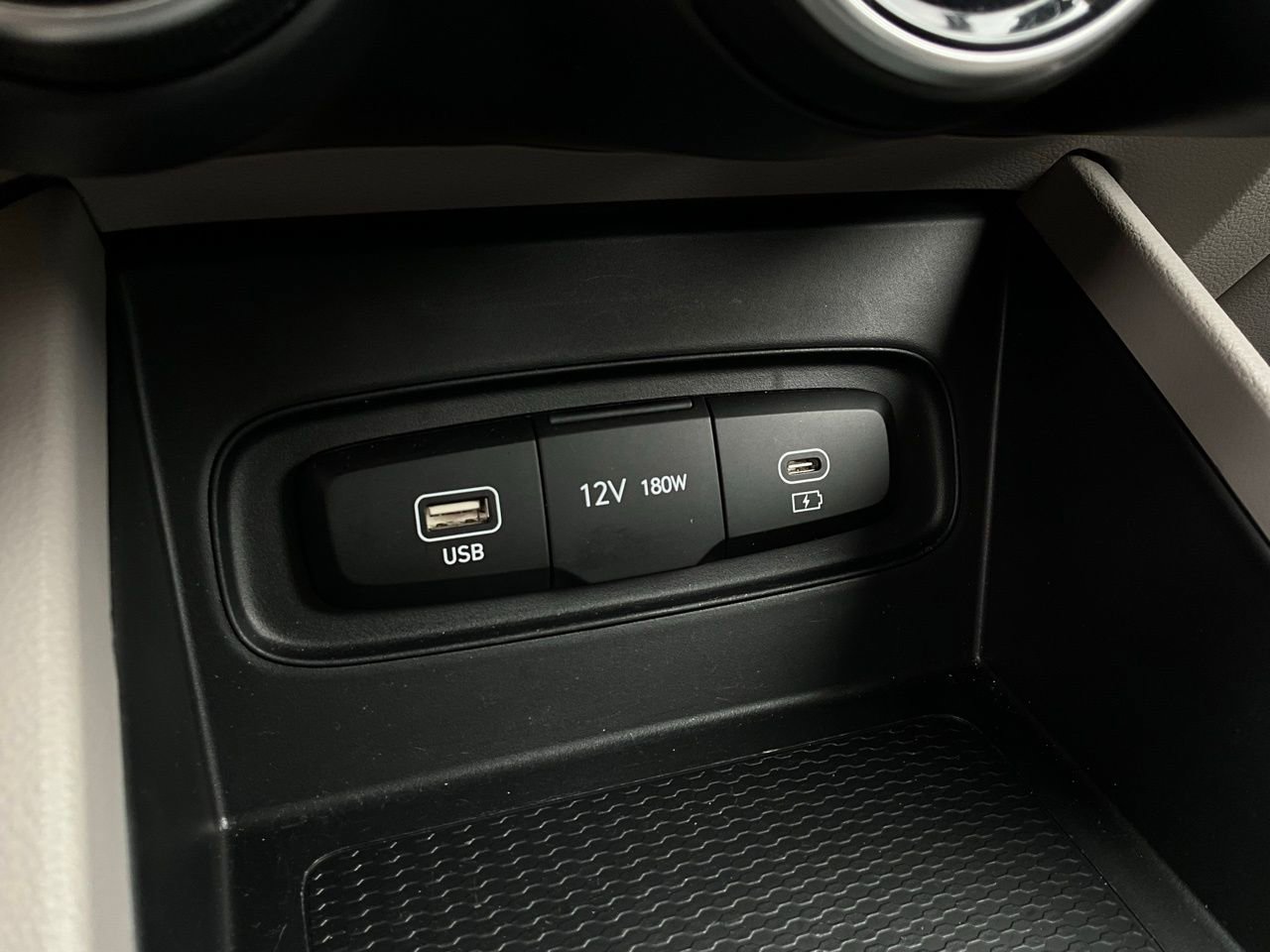 Used 2025 Hyundai Venue SEL image 24