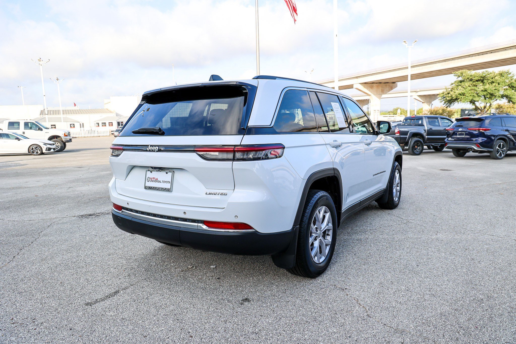 Used 2022 Jeep Grand Cherokee Limited w/ MOPAR Finishing Package RWD image 7