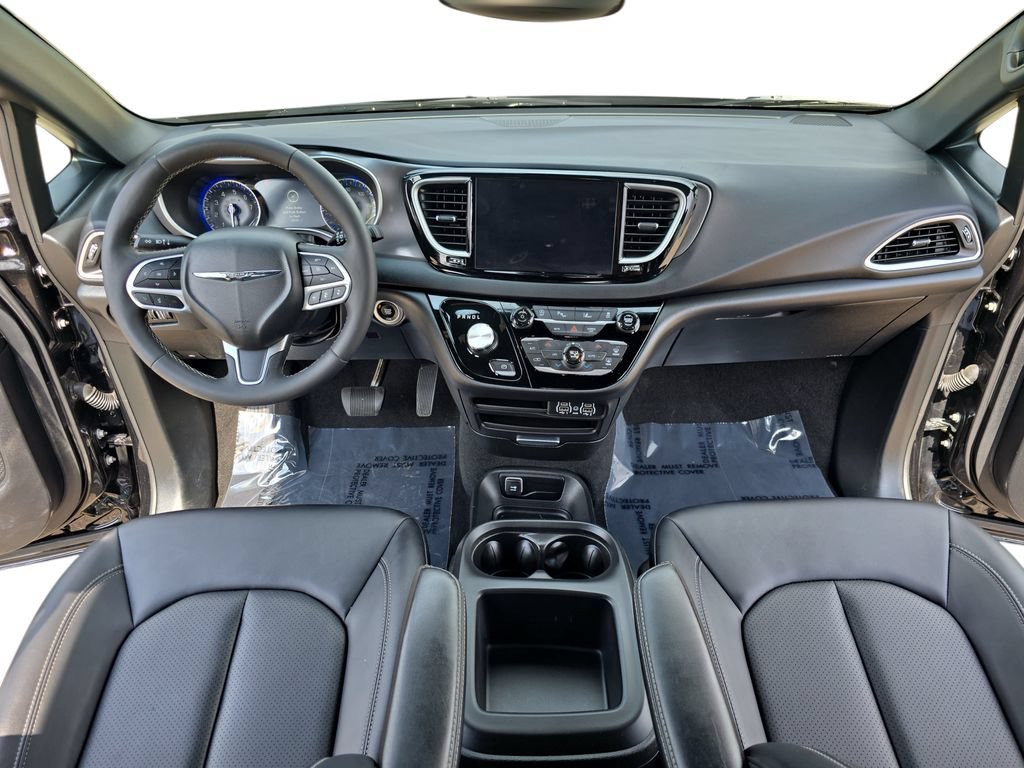 Used 2025 Chrysler Pacifica Select FWD image 9