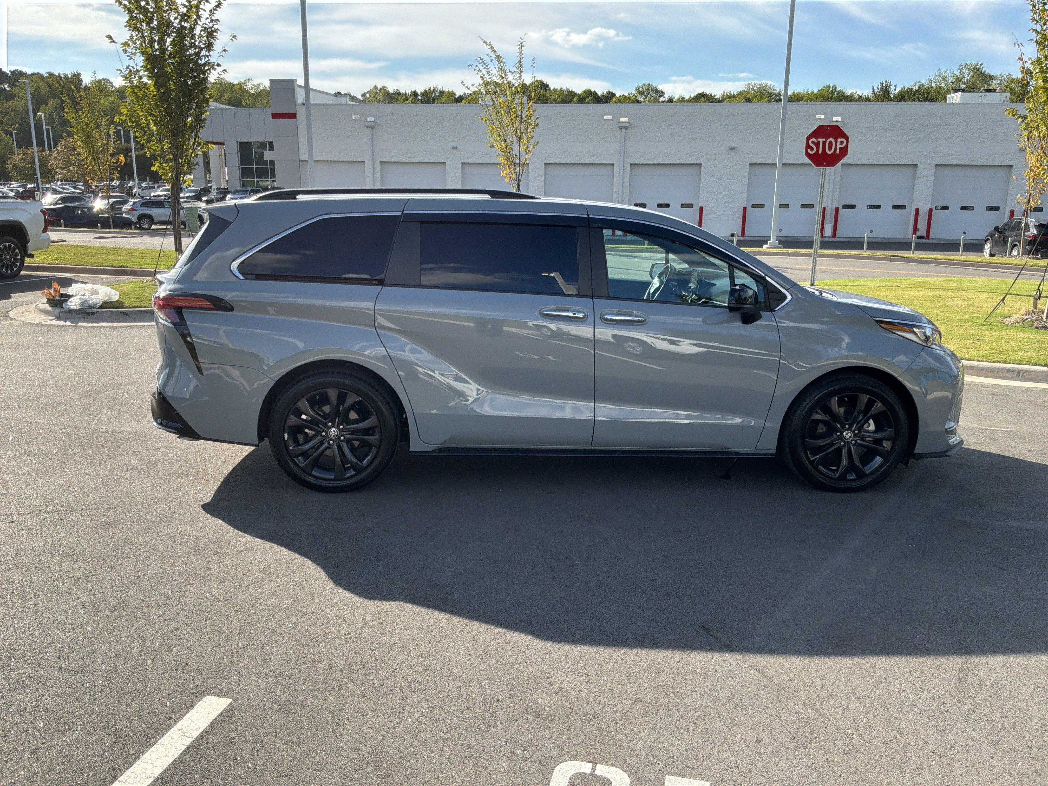 Used 2023 Toyota Sienna XSE FWD image 11
