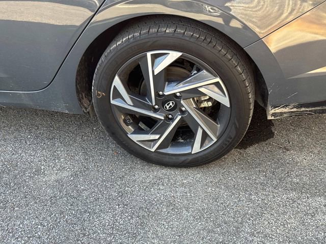 Used 2024 Hyundai Elantra Limited image 8
