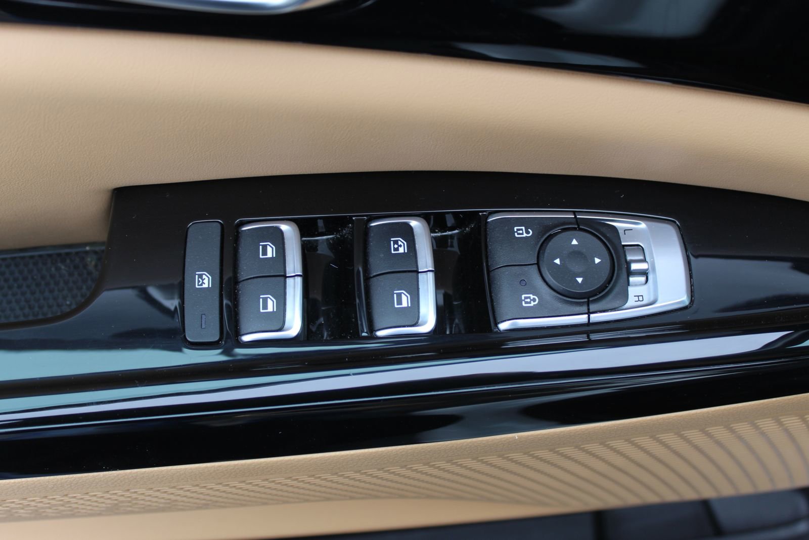 Used 2024 Kia Carnival EX image 24