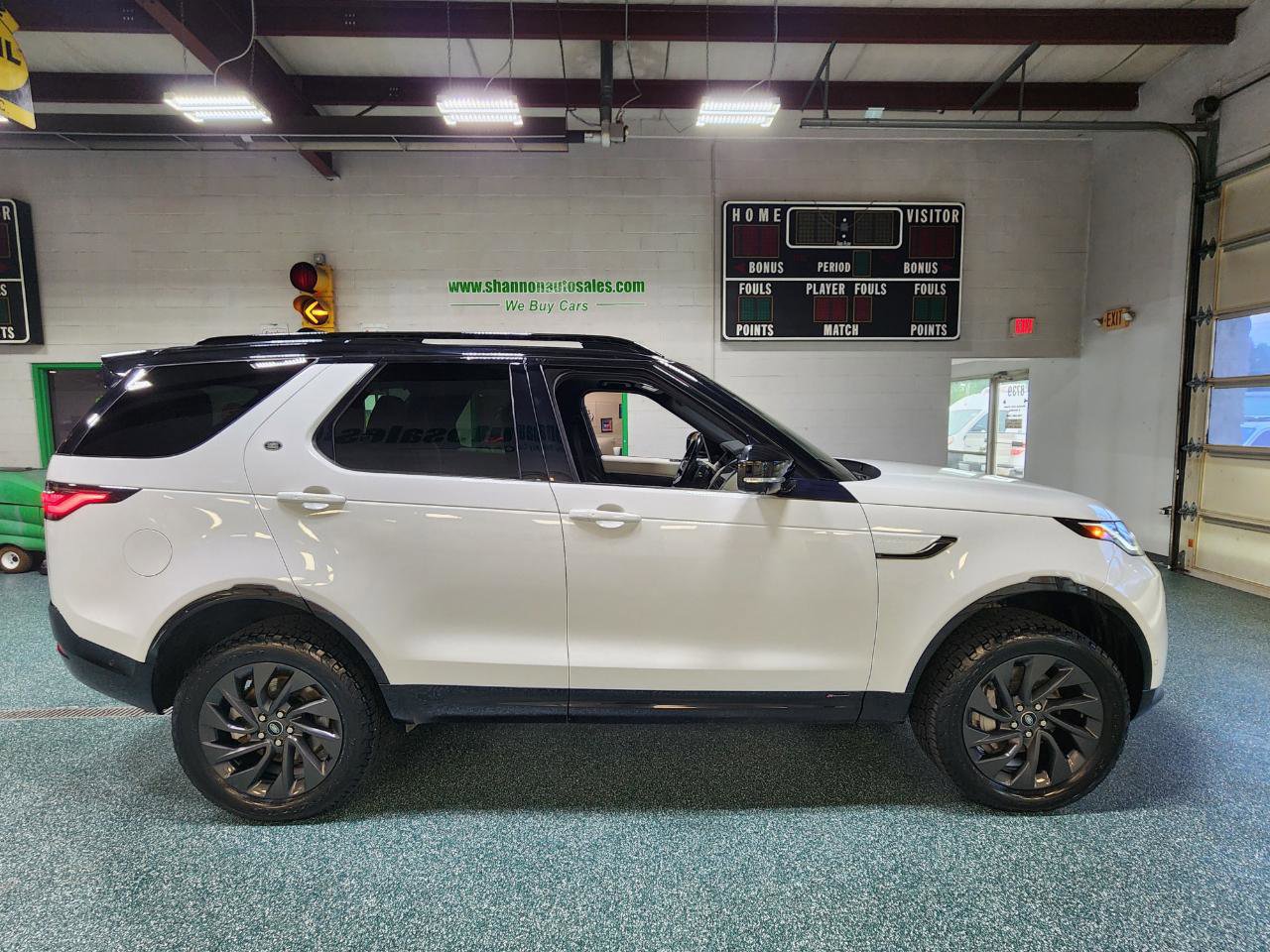 Used 2022 Land Rover Discovery S R-Dynamic image 5