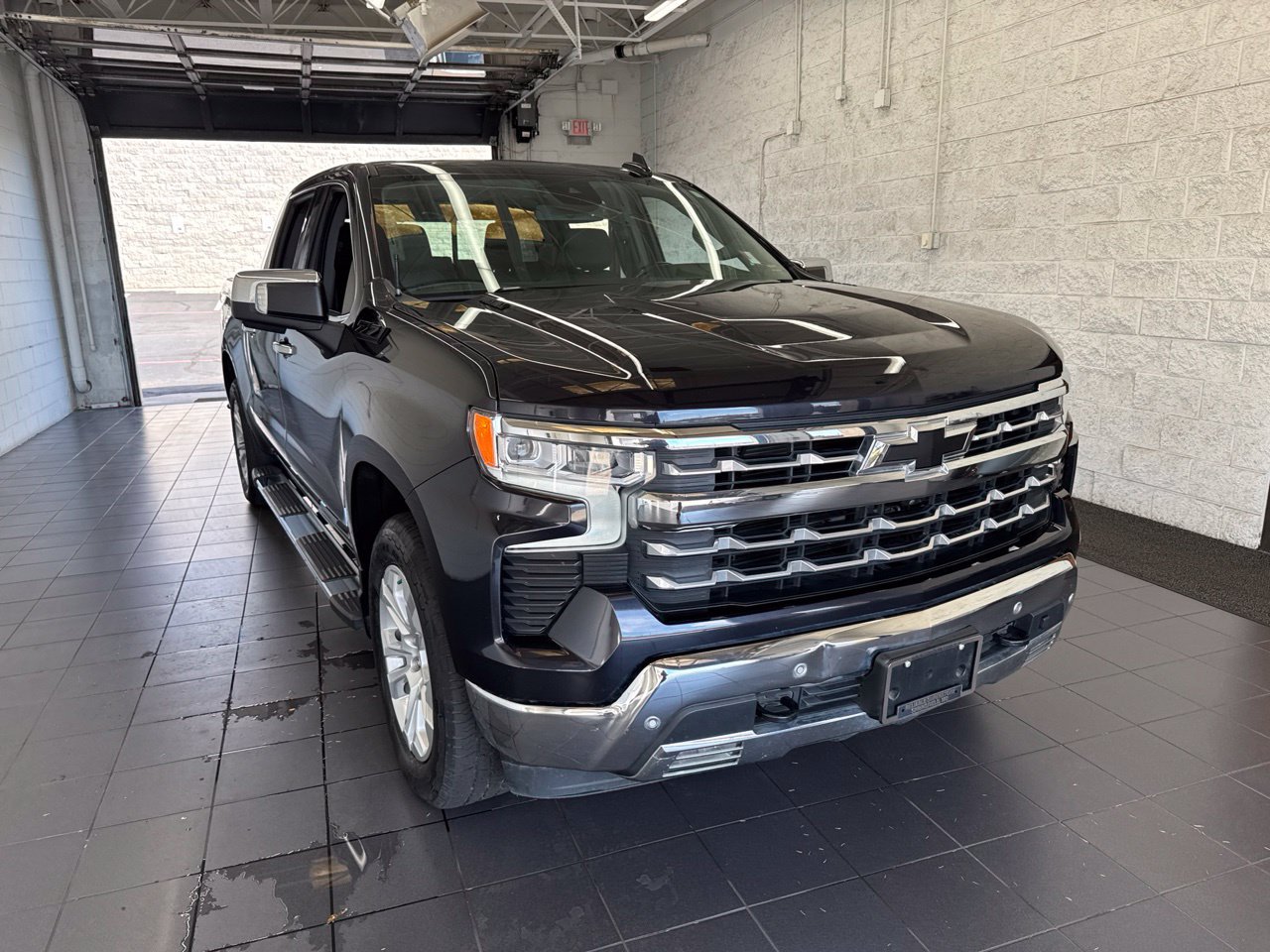 Used 2023 Chevrolet Silverado 1500 LTZ w/ LTZ Convenience Package II AWD/4WD image 2