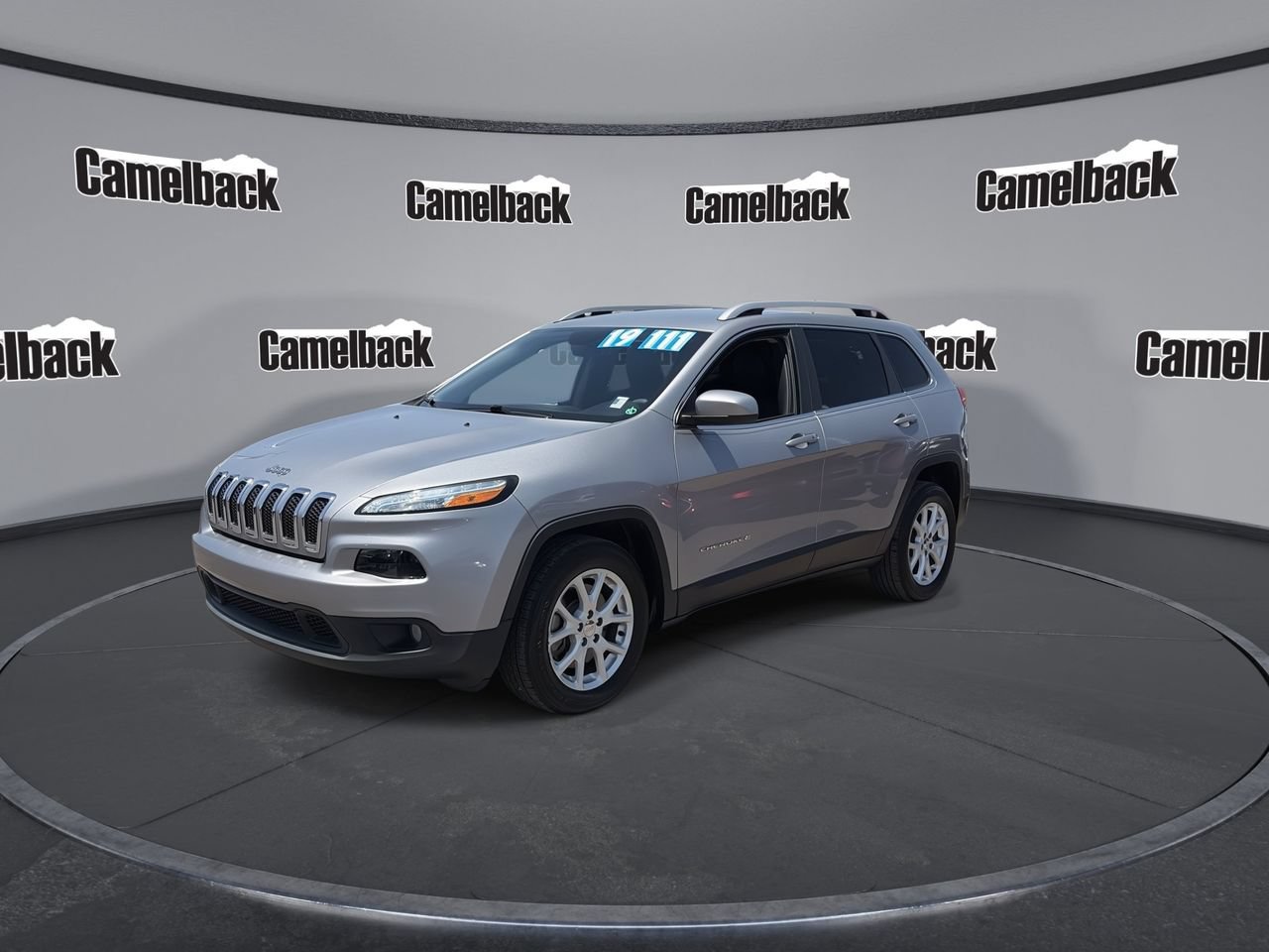 Used 2018 Jeep Cherokee Latitude Plus w/ Comfort/Convenience Group FWD image 3