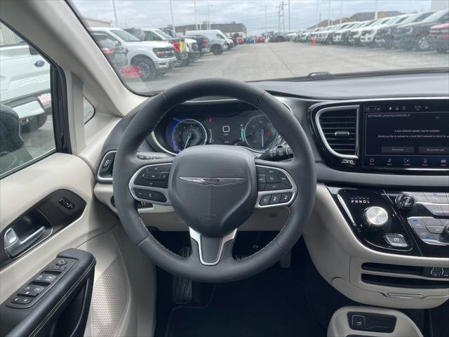Used 2024 Chrysler Pacifica Touring-L image 16