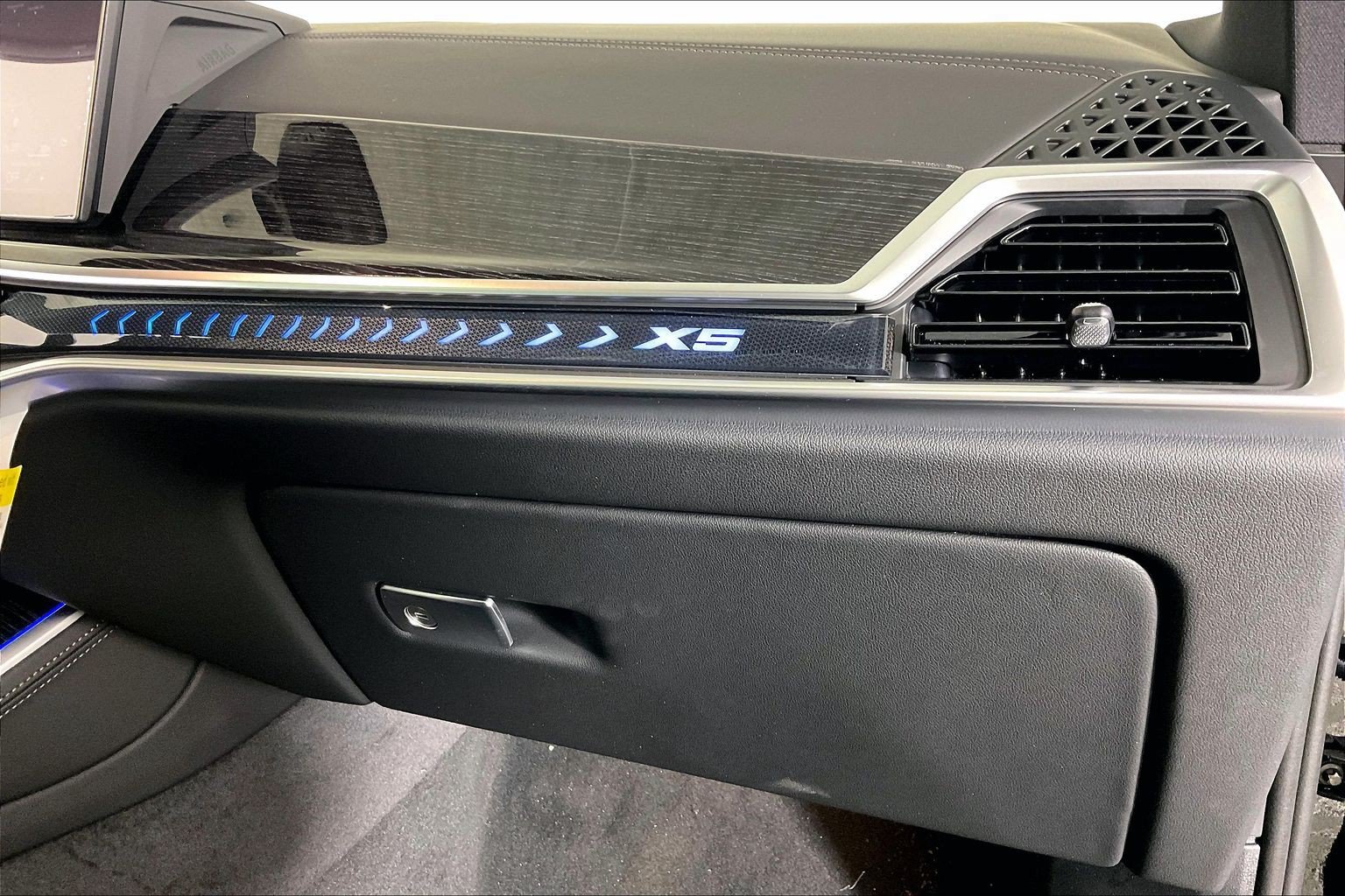 New 2026 BMW X5 xDrive40i w/ M Sport Package AWD/4WD image 18