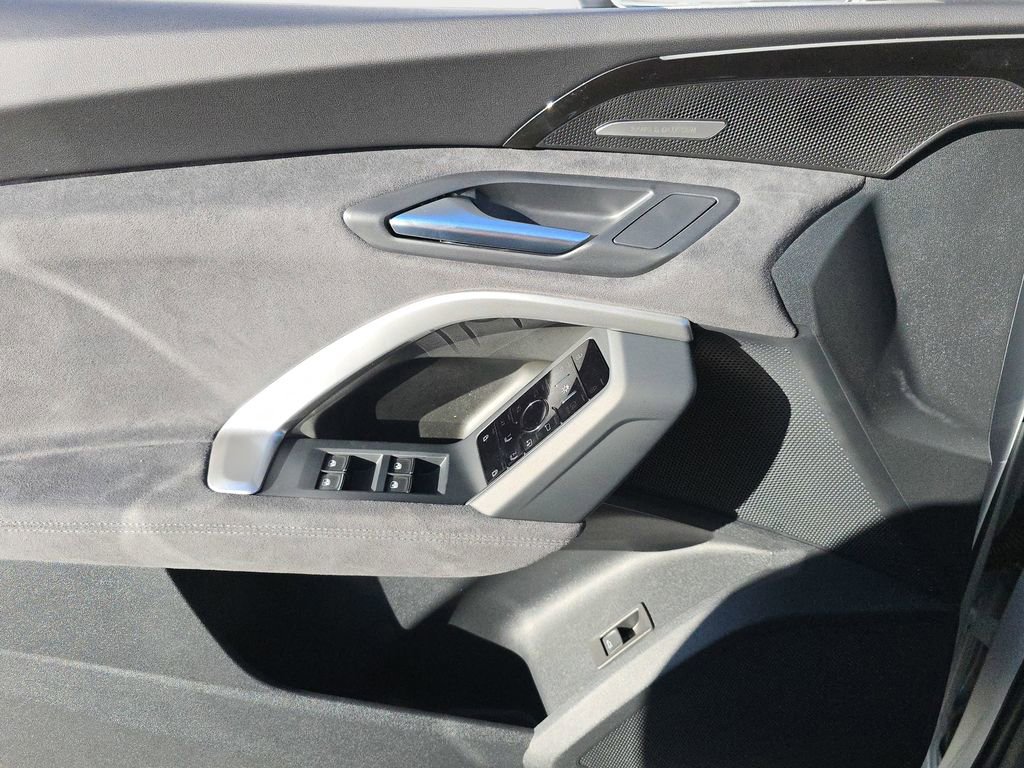 New 2025 Audi SQ5 Prestige image 18