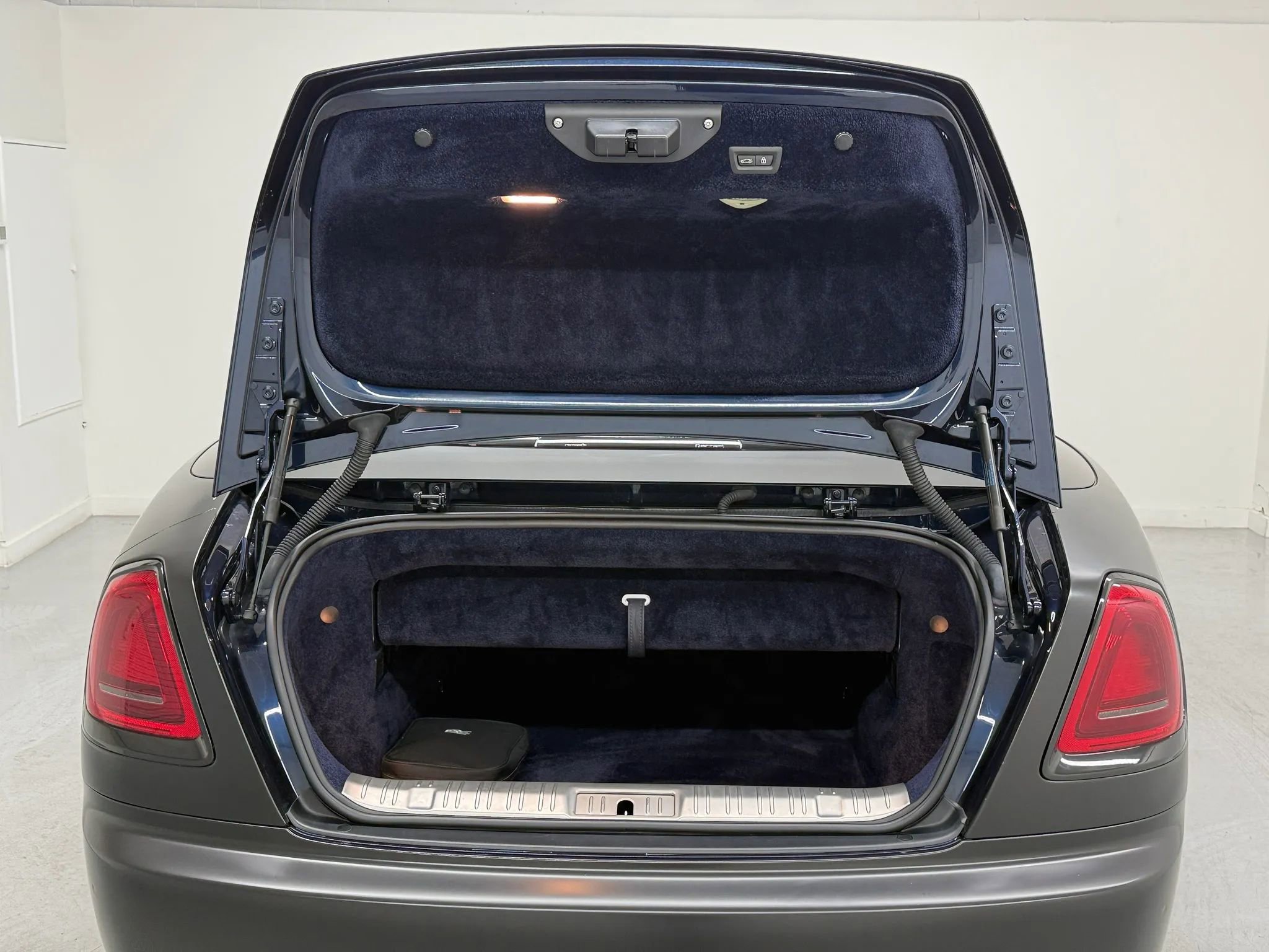 Used 2017 Rolls-Royce Dawn image 43