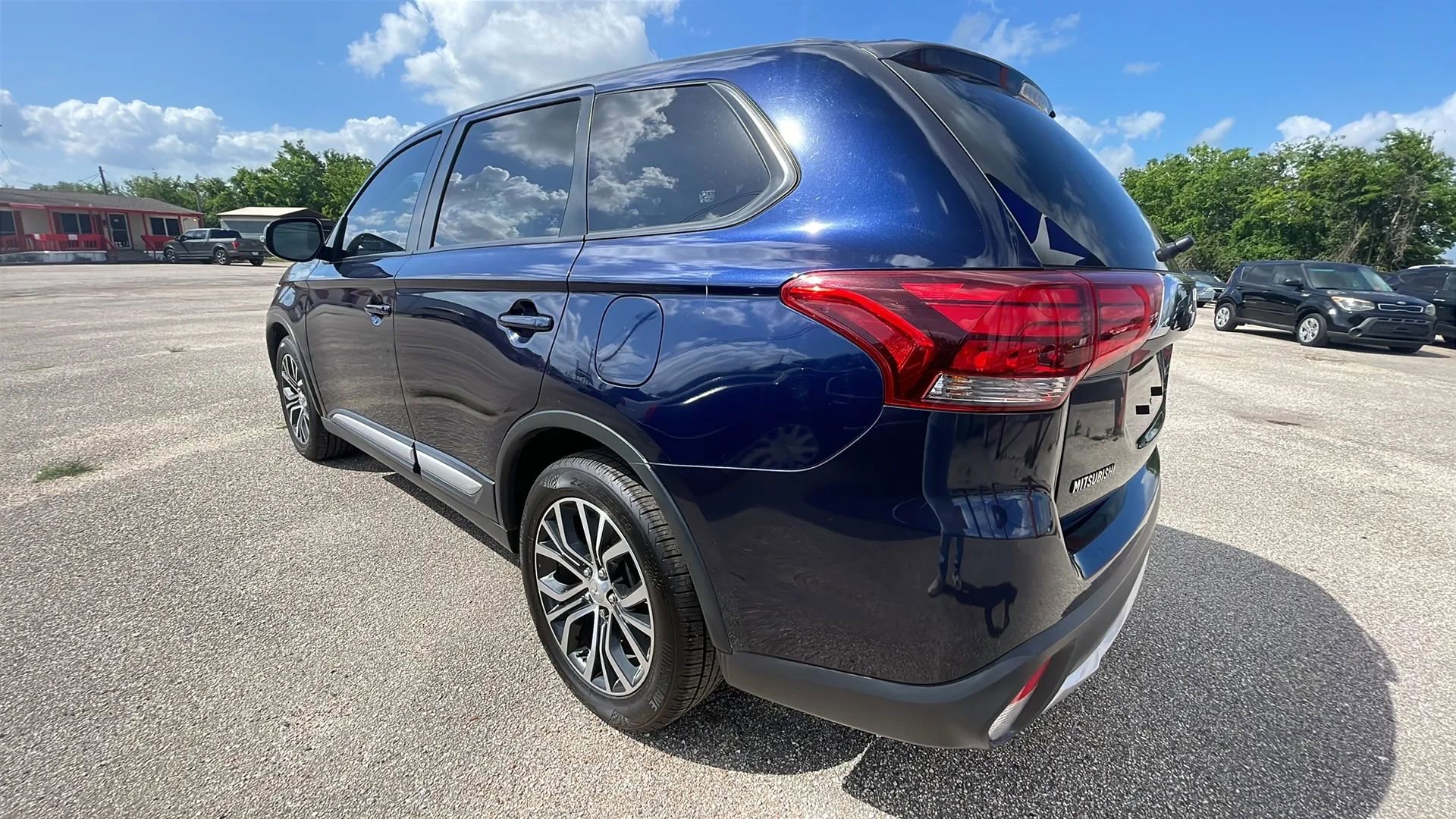 Used 2018 Mitsubishi Outlander LE image 3