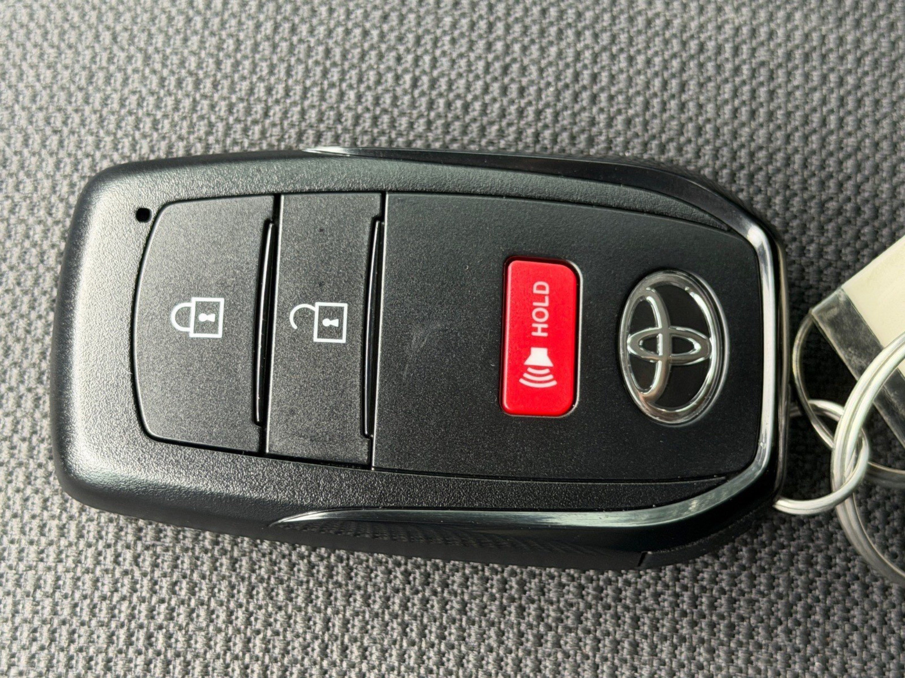 Used 2025 Toyota Corolla Cross LE FWD image 32