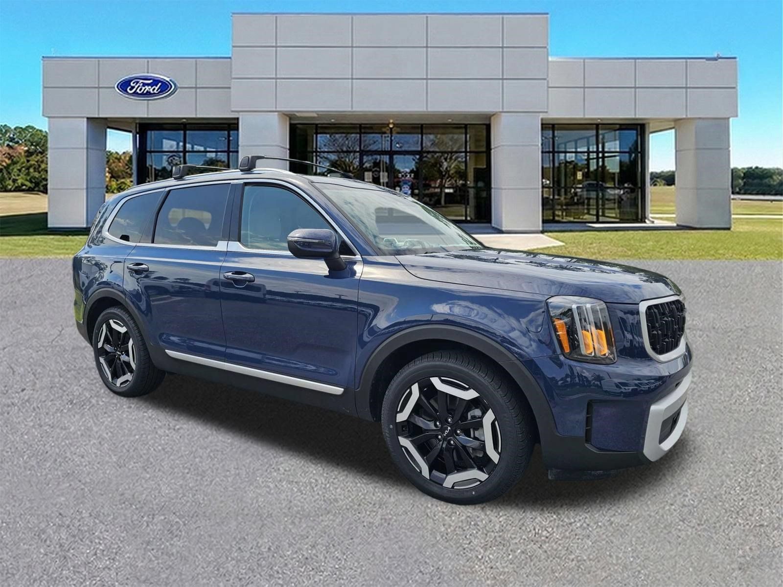 Used 2024 Kia Telluride EX w/ EX Captain's Chair Package FWD image 2