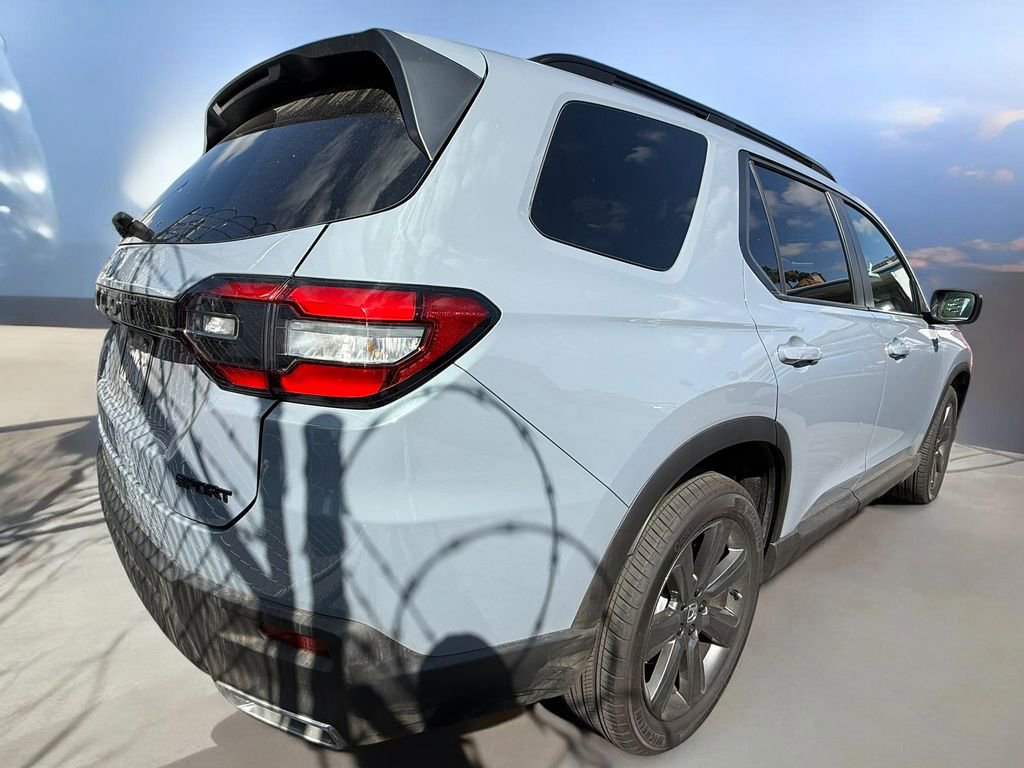 Used 2025 Honda Pilot Sport image 3