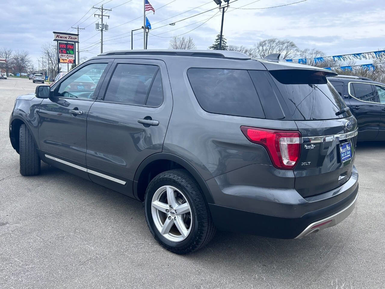 Used 2017 Ford Explorer XLT w/ Equipment Group 202A AWD/4WD image 6