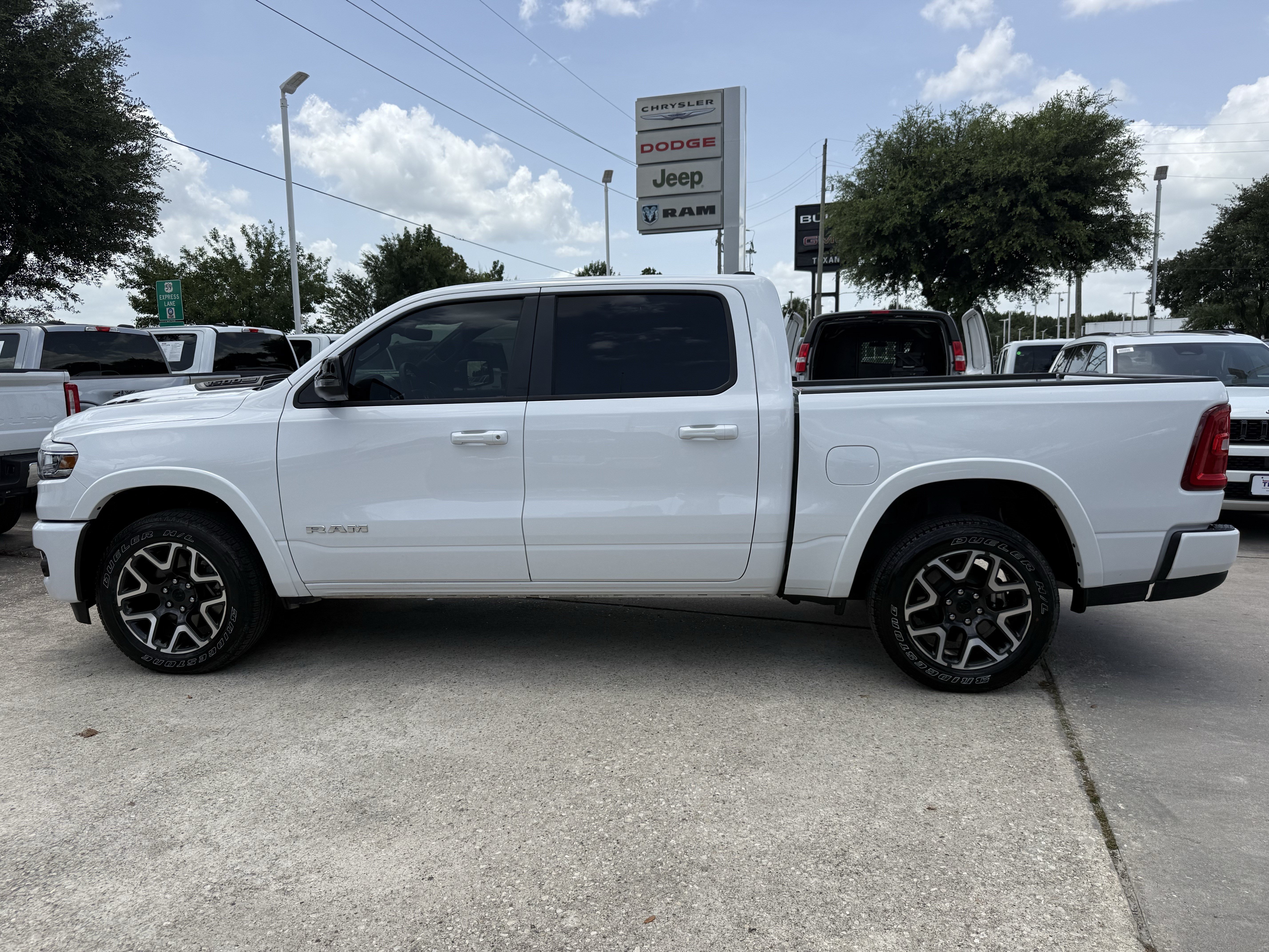 Used 2025 RAM 1500 Laramie w/ Sport Appearance Package AWD/4WD image 9