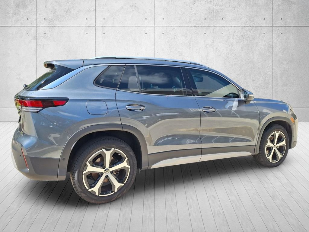 Used 2025 Volkswagen Tiguan SE FWD image 5