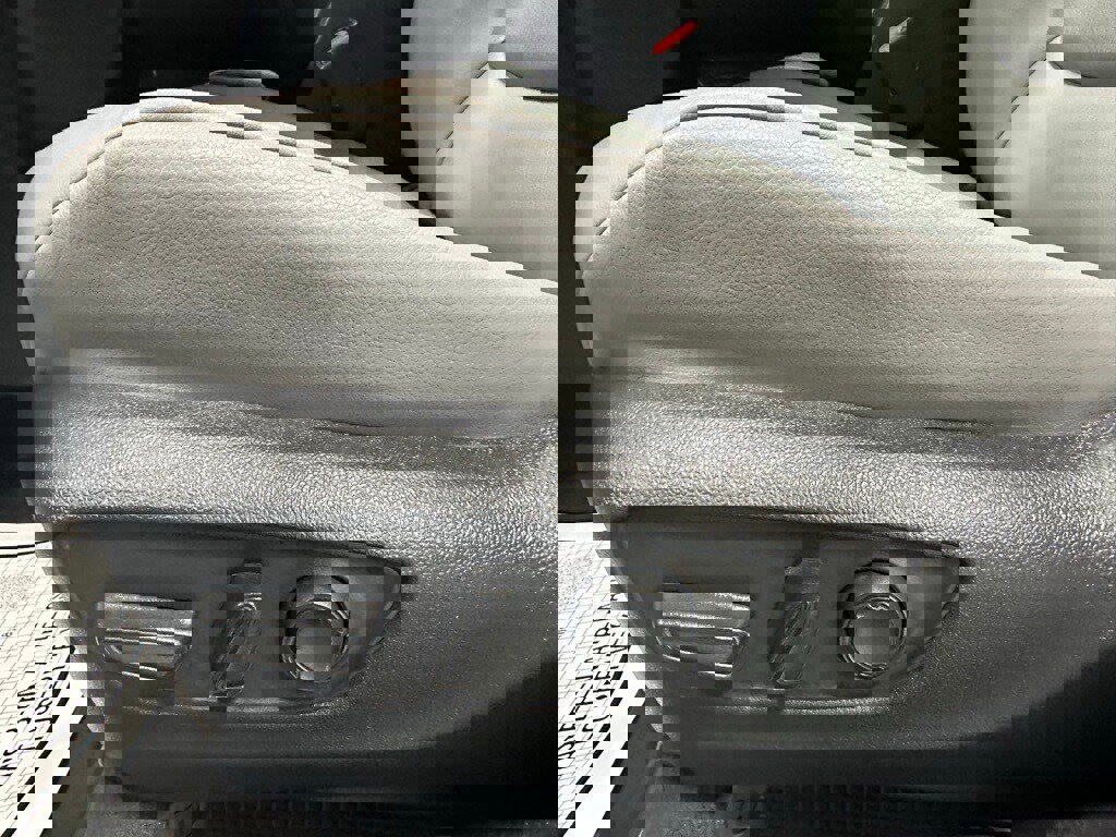 Used 2025 Toyota Sienna XLE image 12