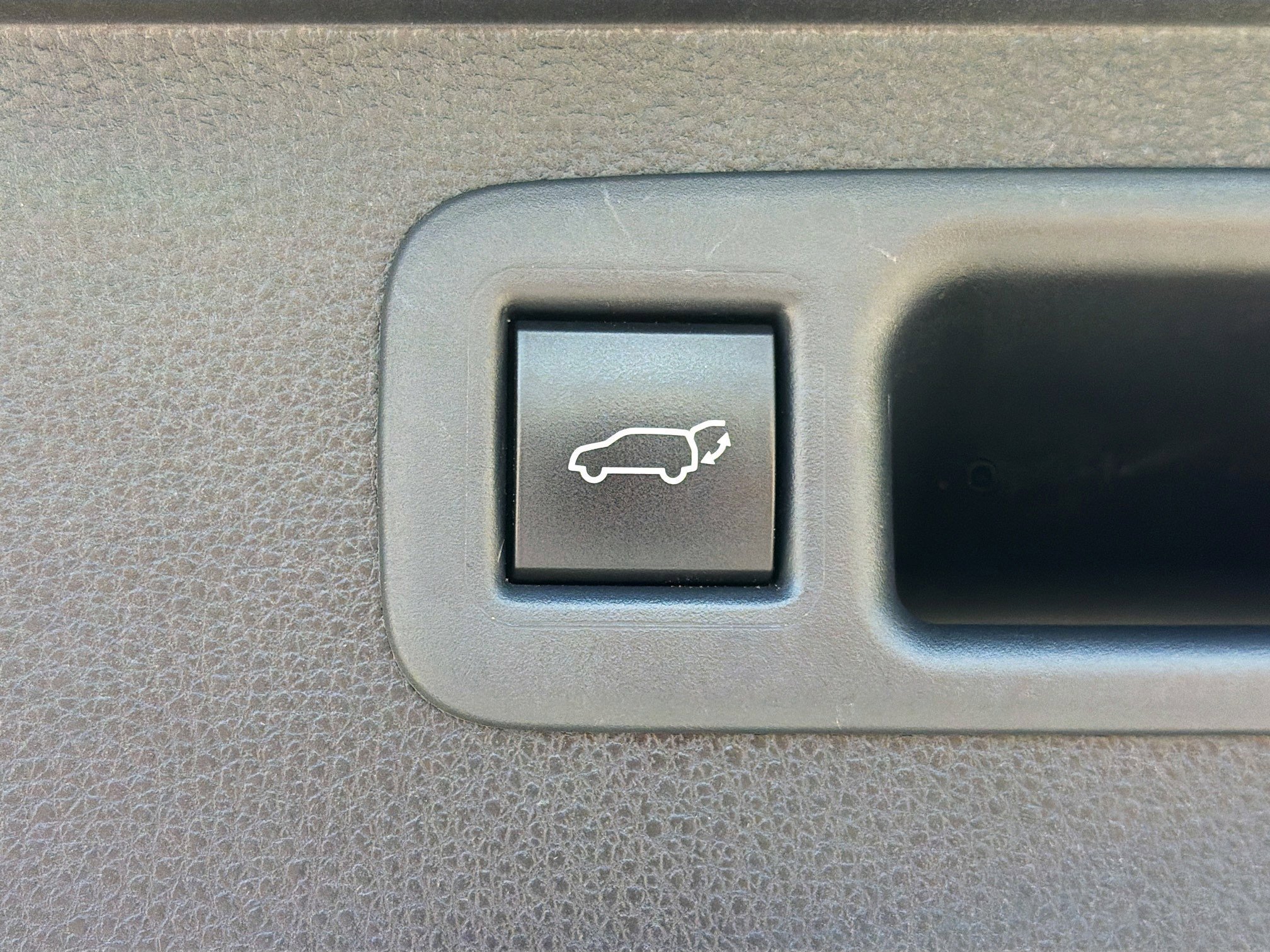 Used 2021 Toyota Highlander XLE AWD/4WD image 12