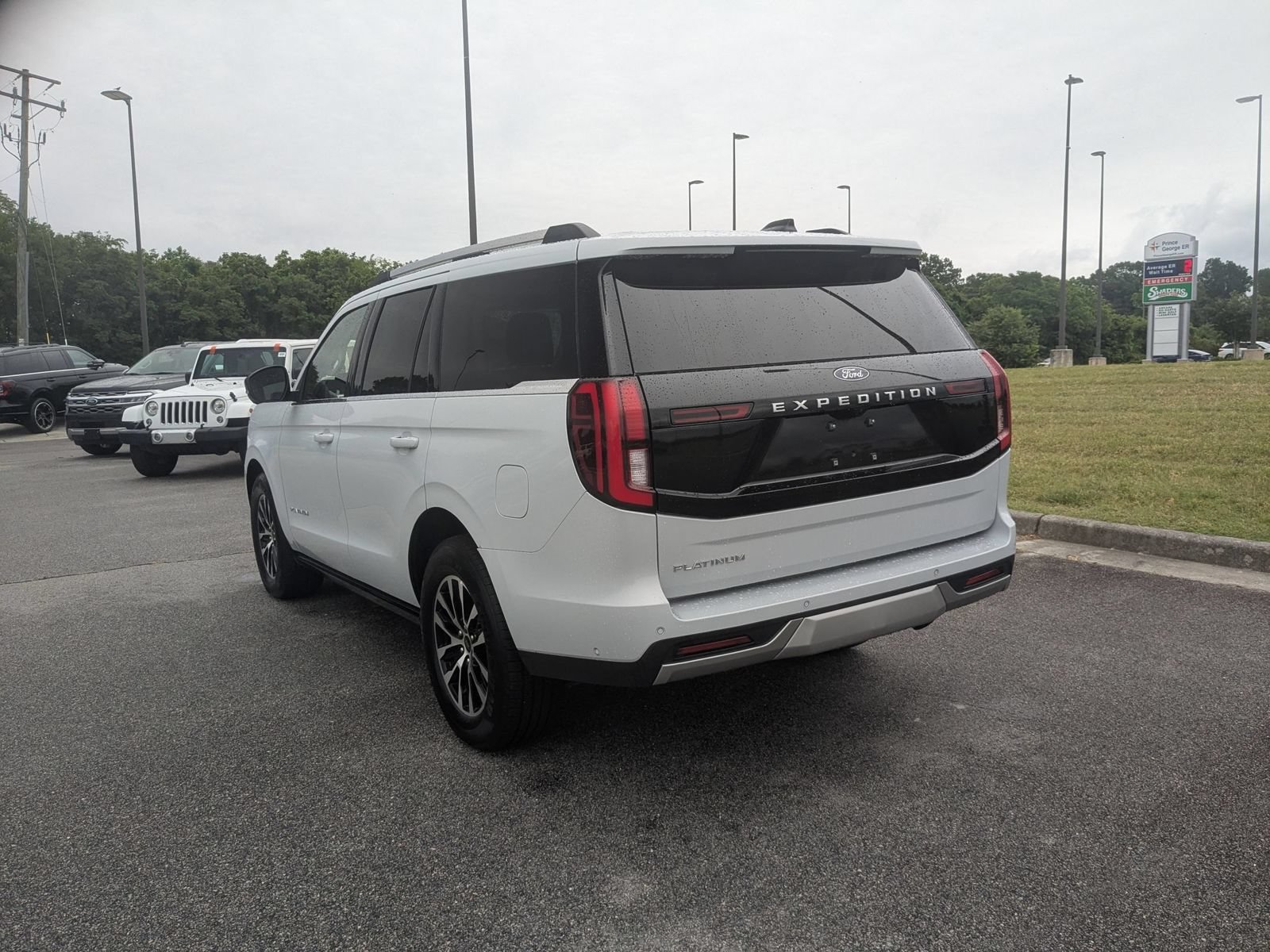 Used 2025 Ford Expedition Platinum AWD/4WD image 5