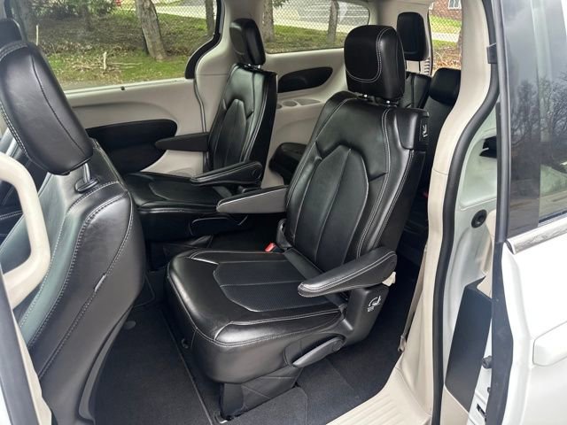 Used 2024 Chrysler Pacifica Touring-L image 23