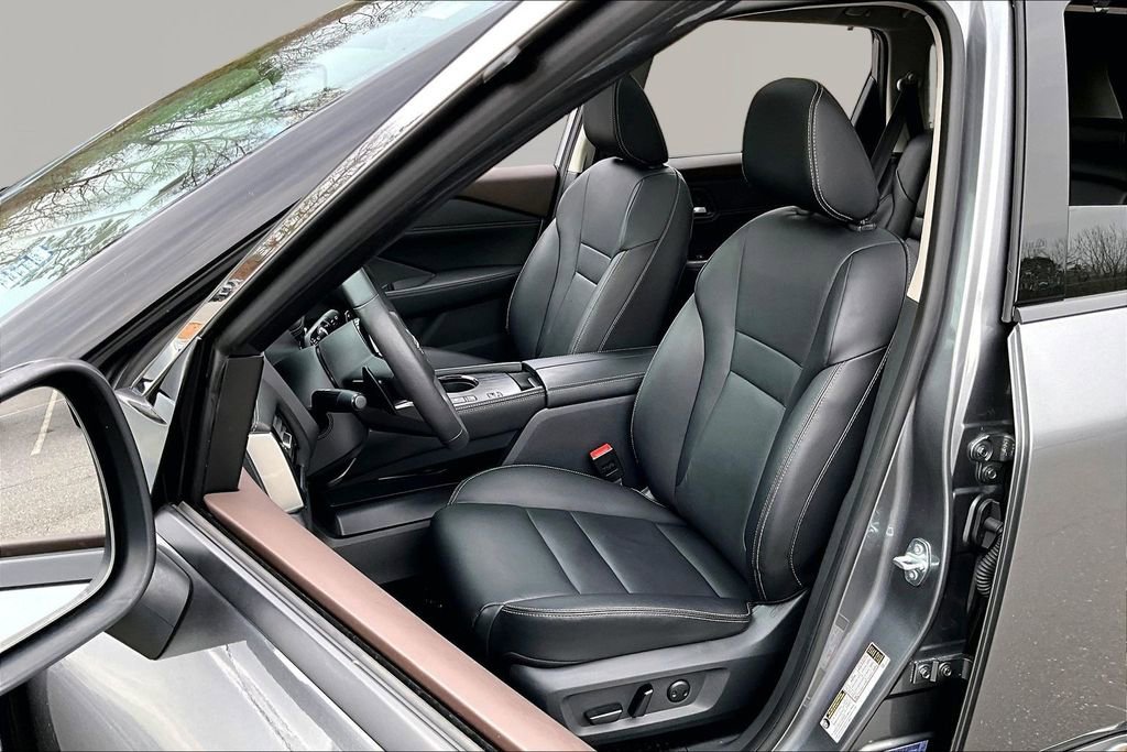 Used 2023 Nissan Rogue SL w/ SL Premium Package image 18