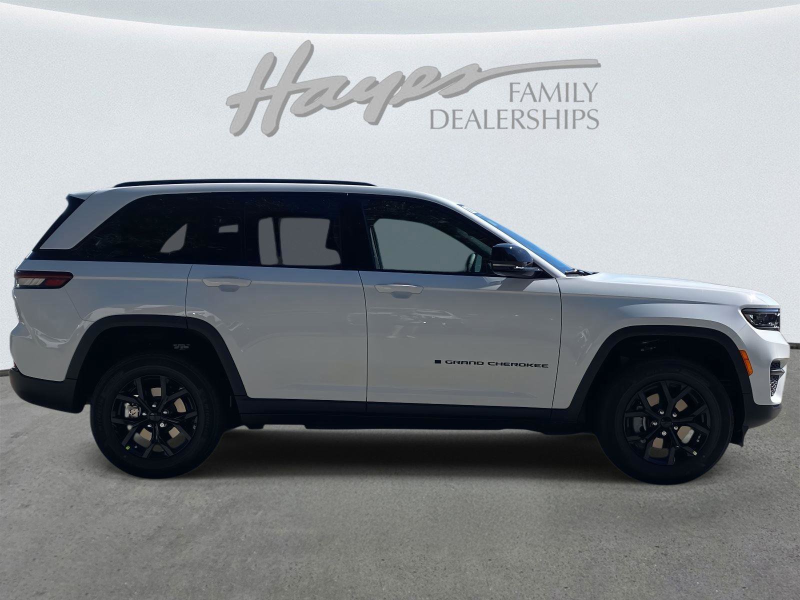 New 2025 Jeep Grand Cherokee Altitude image 3