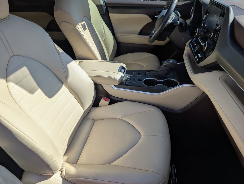 Used 2020 Toyota Highlander XLE image 13