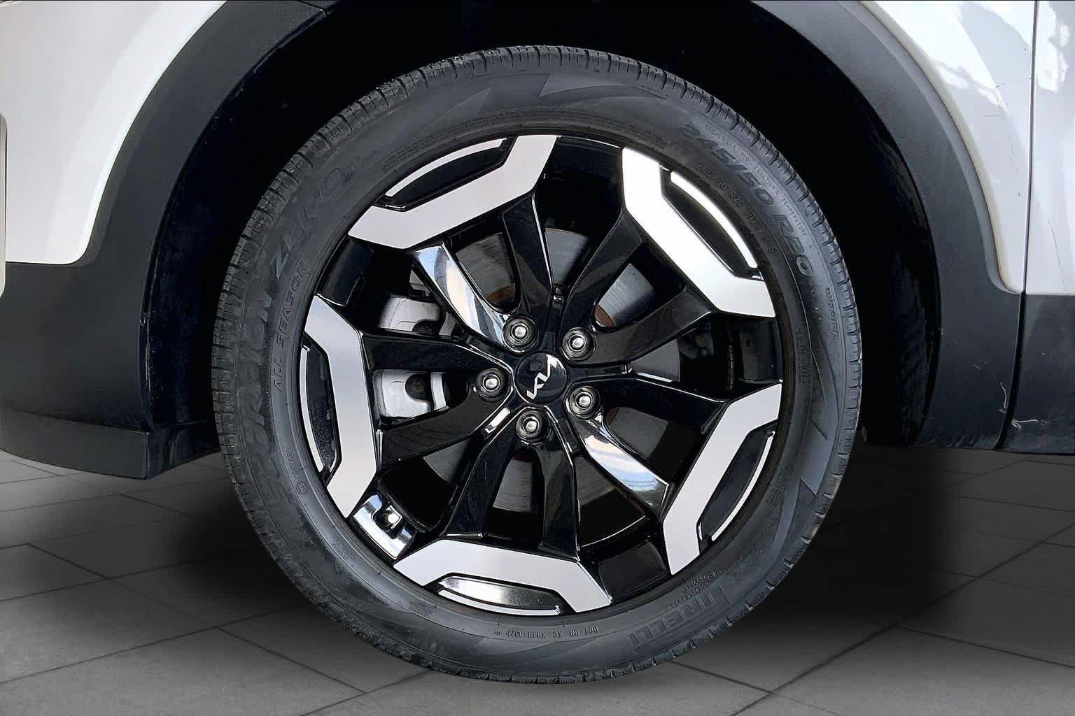 Used 2023 Kia Telluride EX w/ EX Captain's Chair Package FWD image 11