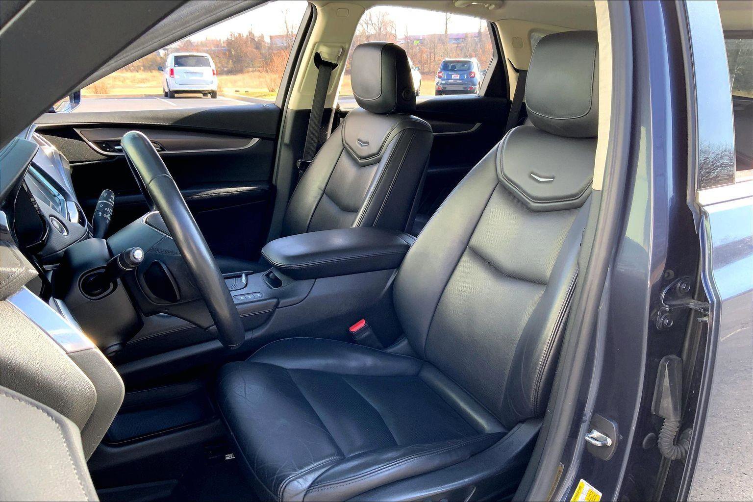 Used 2018 Cadillac XT5 Luxury w/ Driver Awareness Package image 21