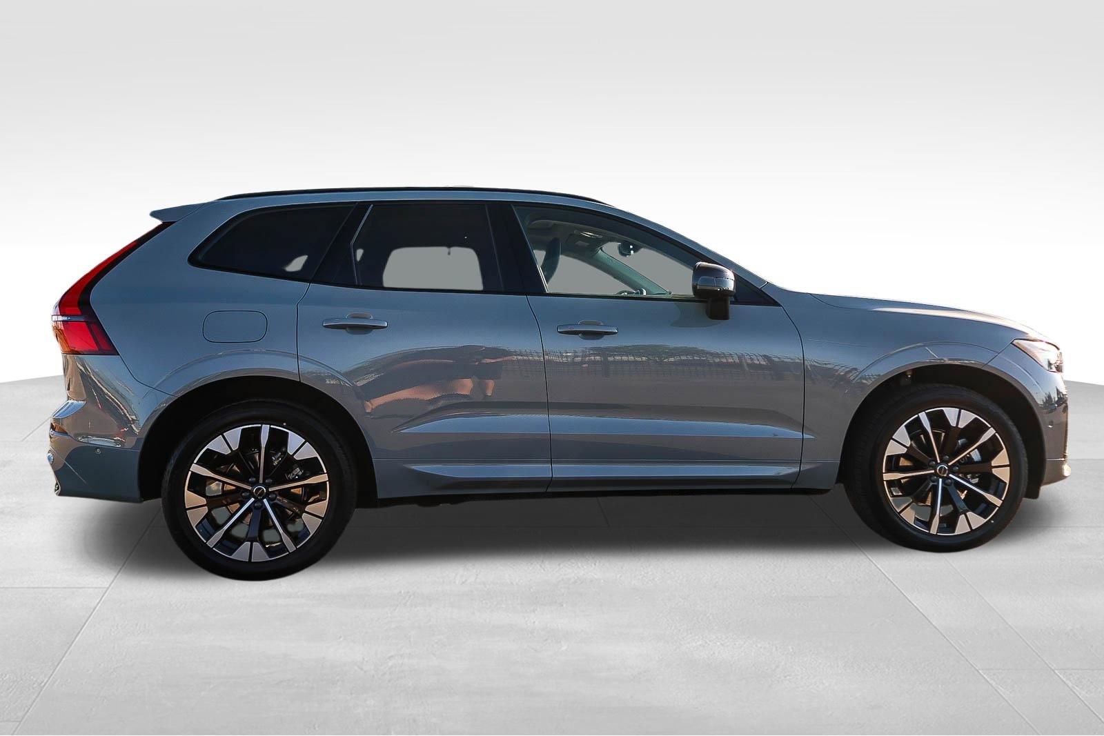 New 2026 Volvo XC60 B5 Plus w/ Climate Package PRO image 4
