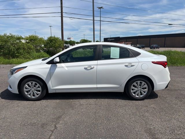 Used 2022 Hyundai Accent SE FWD image 2