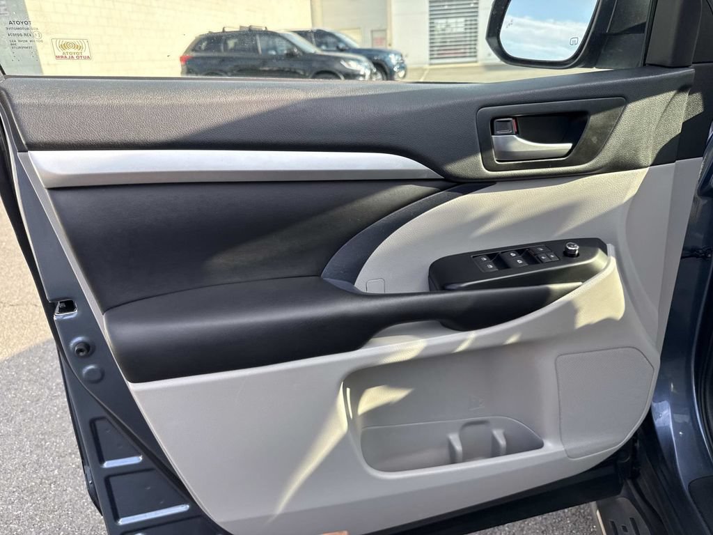 Used 2019 Toyota Highlander XLE AWD/4WD image 9