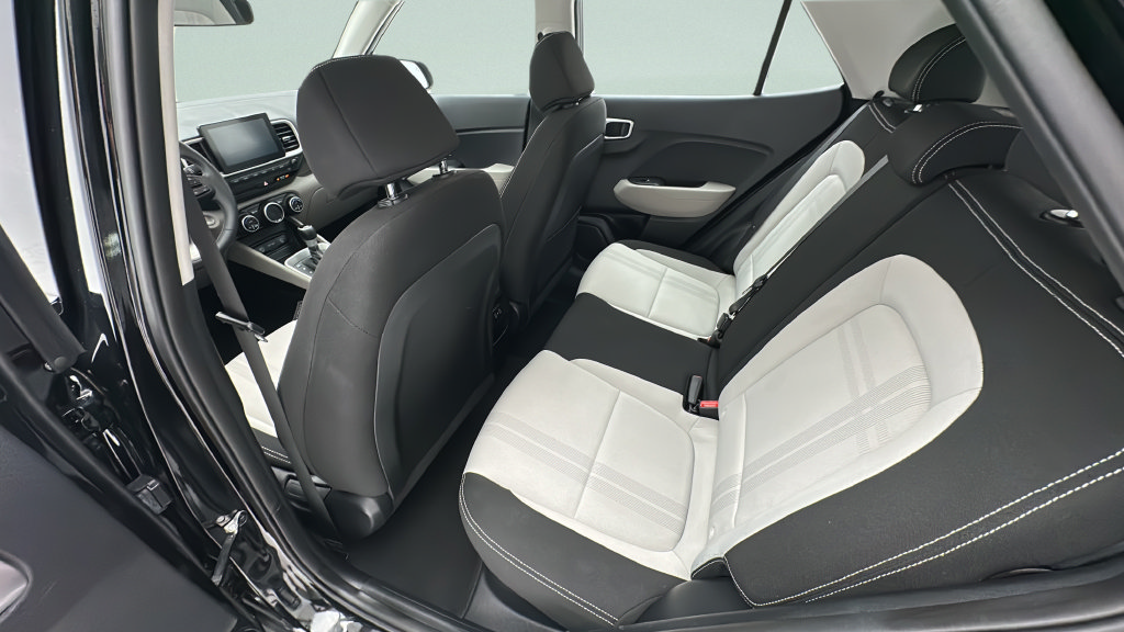 Used 2025 Hyundai Venue SEL FWD image 9