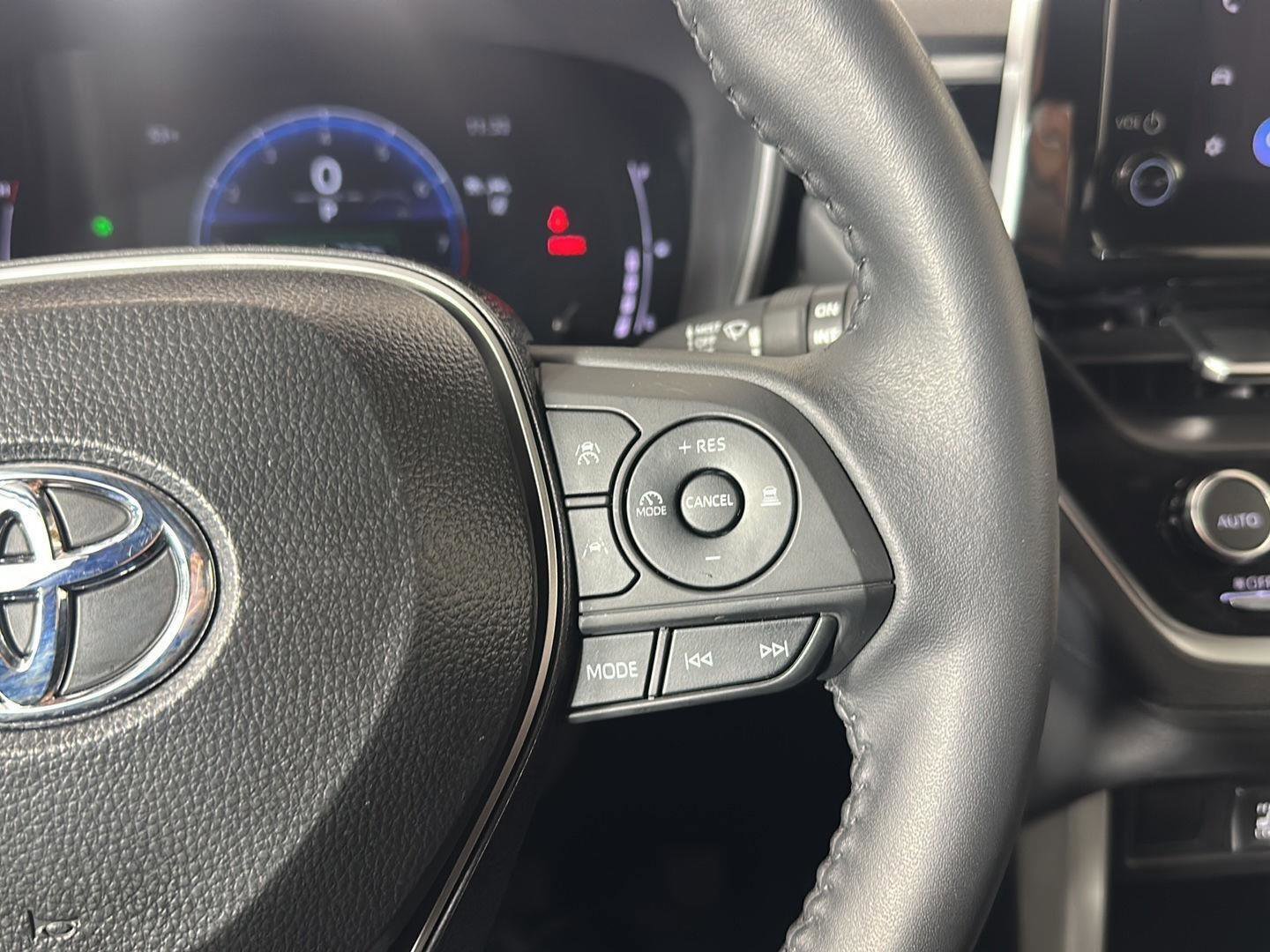 Used 2025 Toyota Corolla Cross XLE w/ Convenience Package image 8