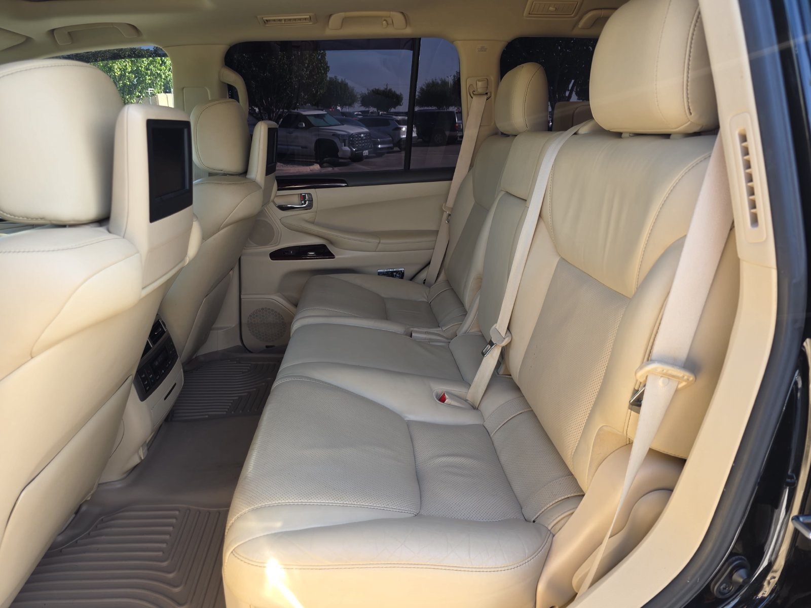 Used 2015 Lexus LX 570 4WD w/ Luxury Package image 11