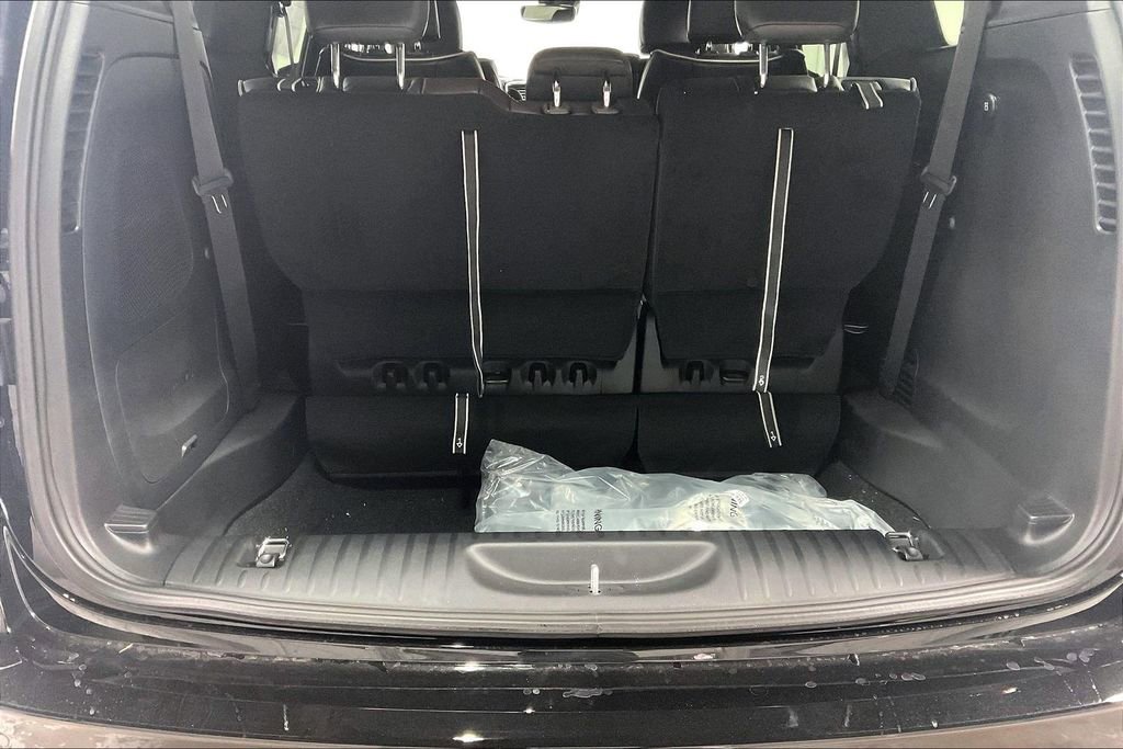 New 2026 Chrysler Pacifica Limited w/ Uconnect Theater Family Group FWD image 33