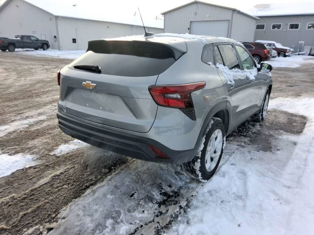 Used 2024 Chevrolet Trax LS w/ LS Convenience Package image 7