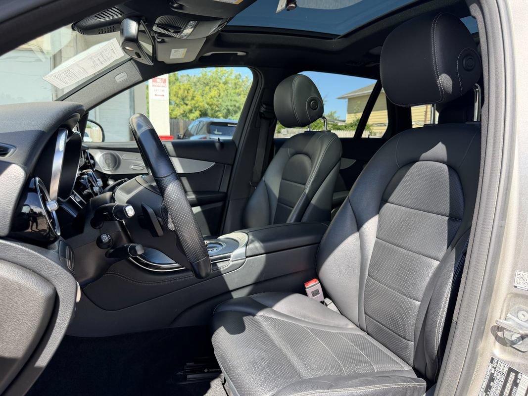 Used 2019 Mercedes-Benz GLC 300 4MATIC w/ Premium Package image 18