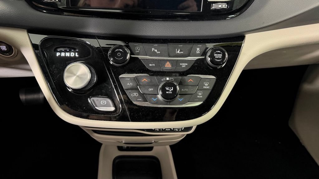 Used 2023 Chrysler Pacifica Touring-L FWD image 24
