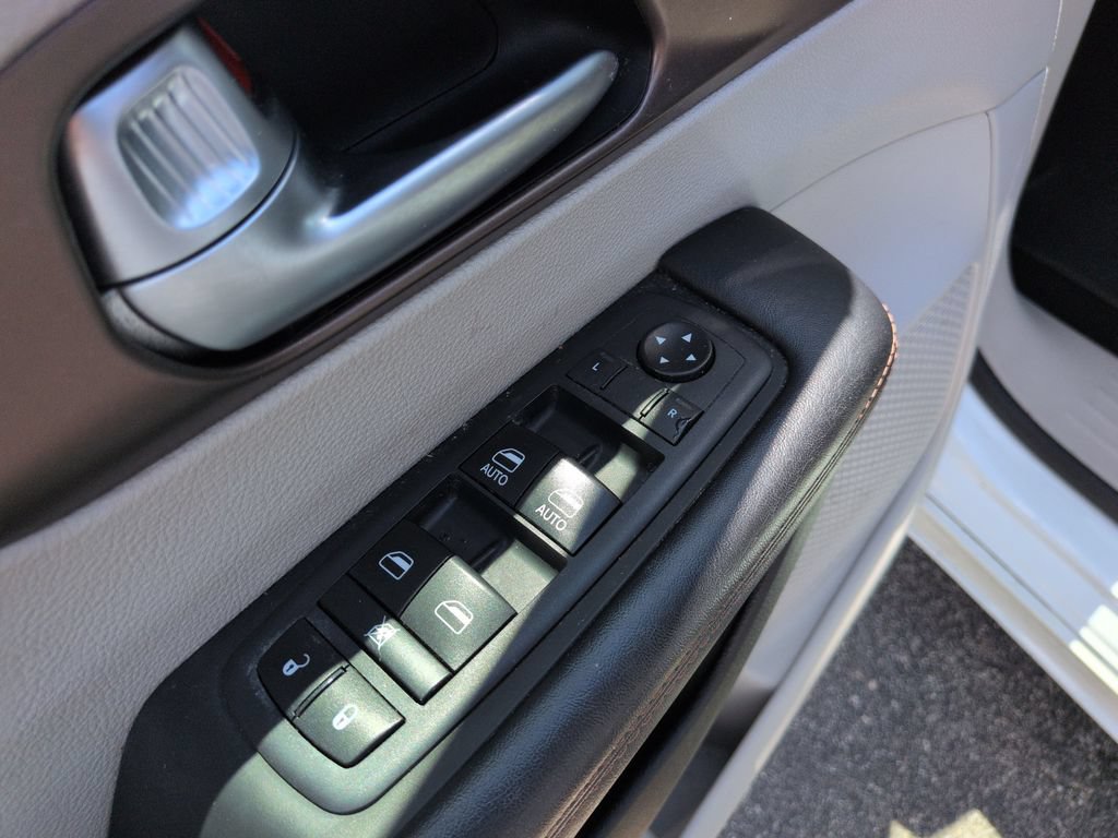 Used 2018 Chrysler Pacifica Touring Plus FWD image 12