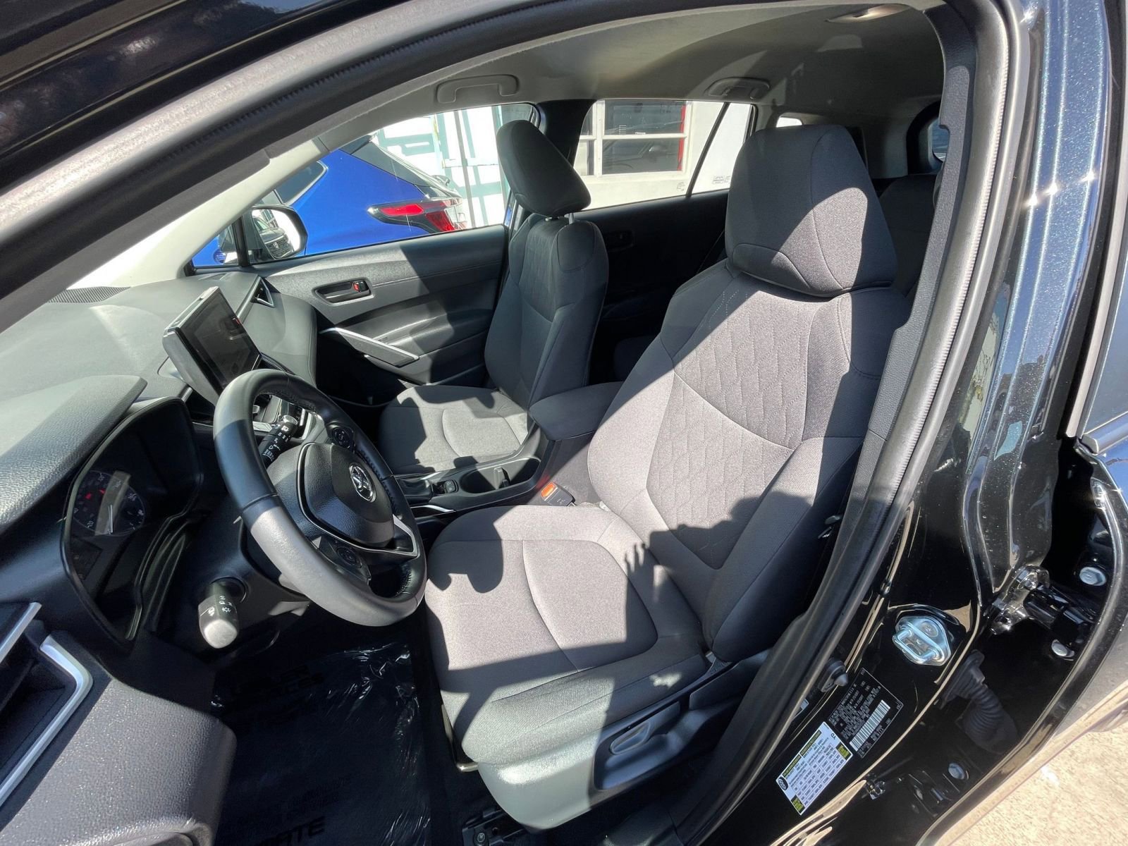 Used 2025 Toyota Corolla Cross LE image 36