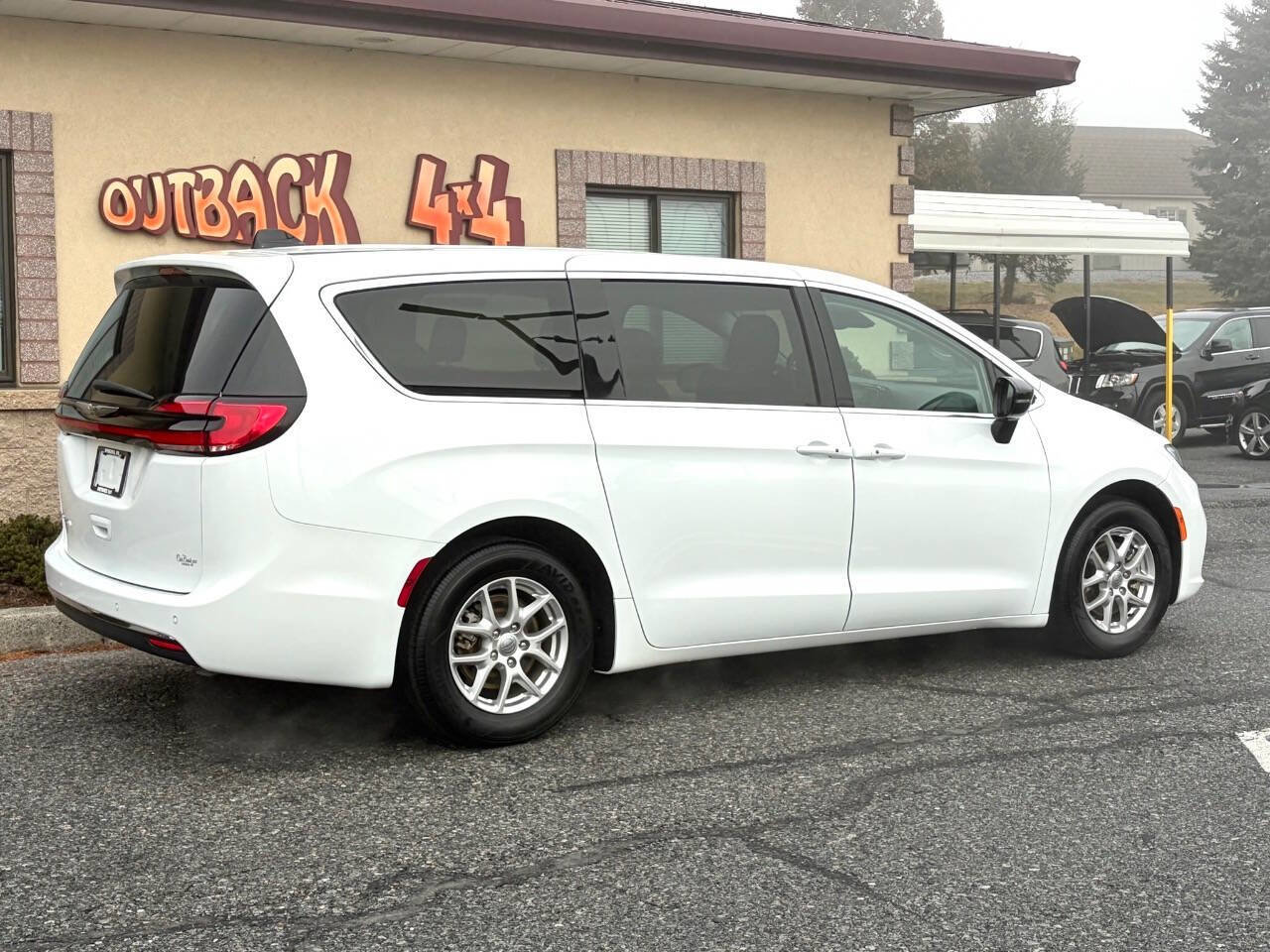 Used 2024 Chrysler Pacifica Touring-L image 3